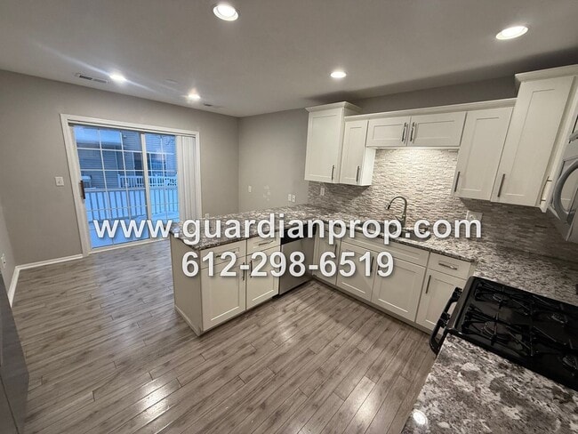 Building Photo - End Unit Townhouse on Secluded Drive Available Now, Updated Kitchen & Baths, Large Primary Suite