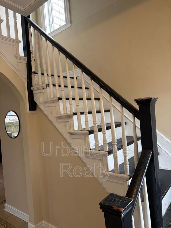 Building Photo - 2410 Cedar St