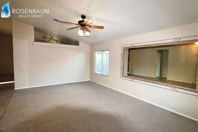 Building Photo - Gorgeous 4-bedrooms, 2-baths home with den in Peoria!