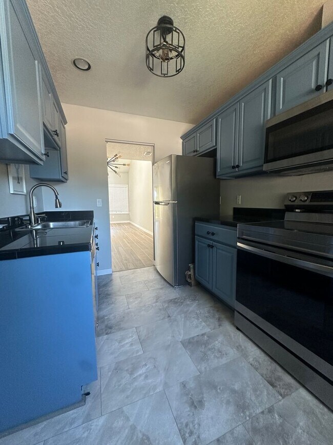 Building Photo - Top-Floor Stunner with Views – Fully Remod...