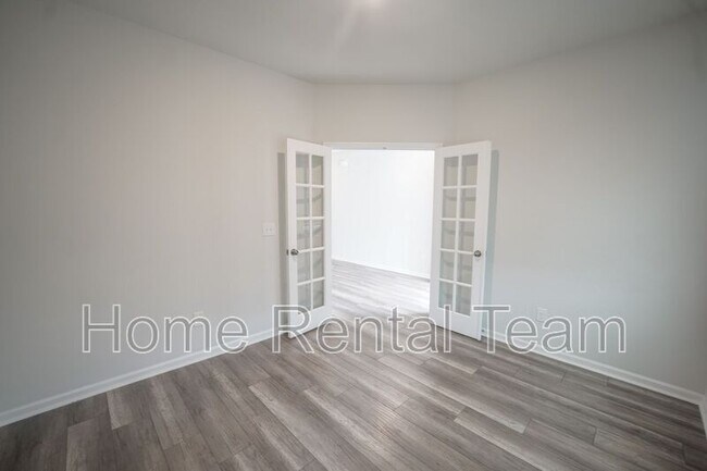 Building Photo - 225 Lillian St