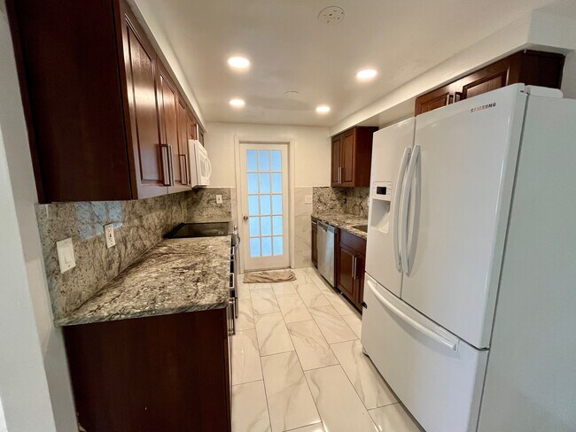Building Photo - 5121 Dove Dr