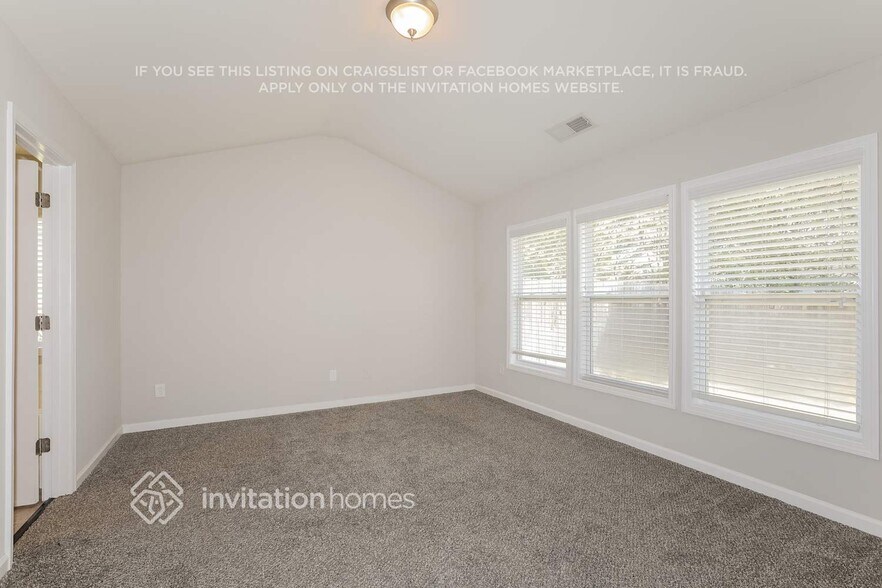 Building Photo - 1142 Balvaird Dr SE