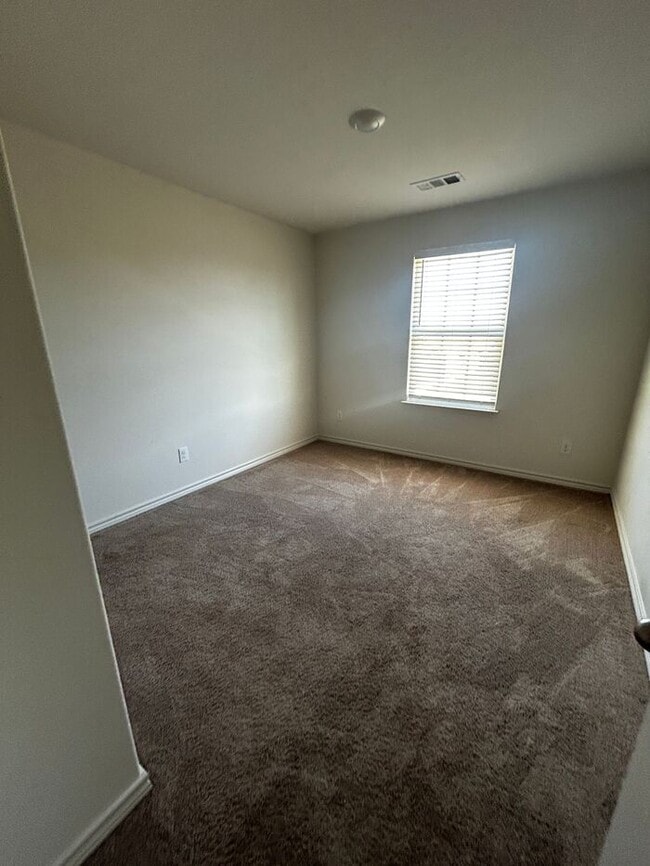 Building Photo - 4BR SFR w/ 2,198 Sq Ft near Downtown Elgin