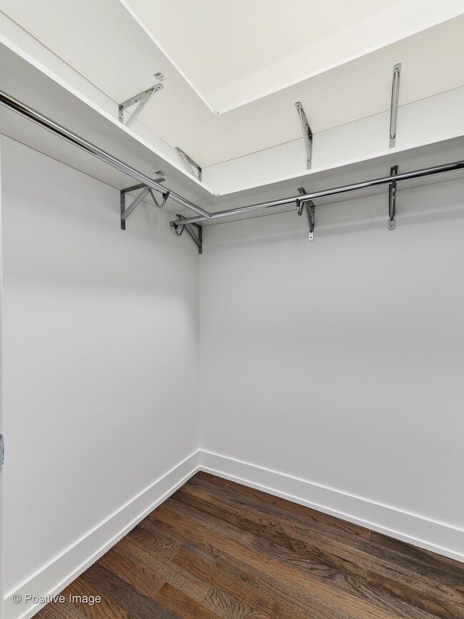 Building Photo - 6109 N Elston Ave