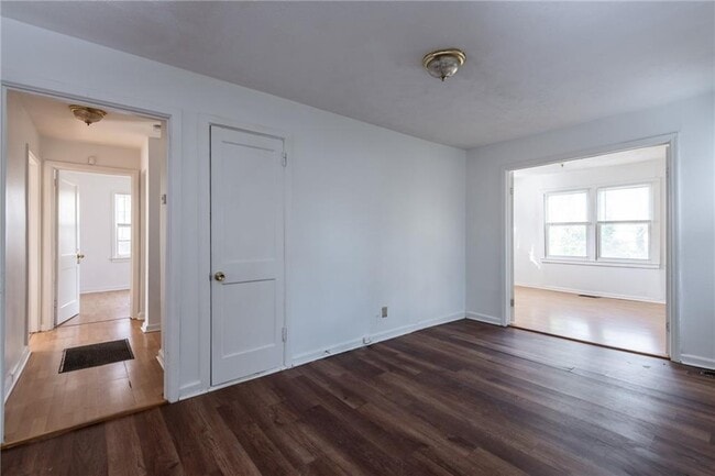 Building Photo - 1801 Oakmont Dr NW