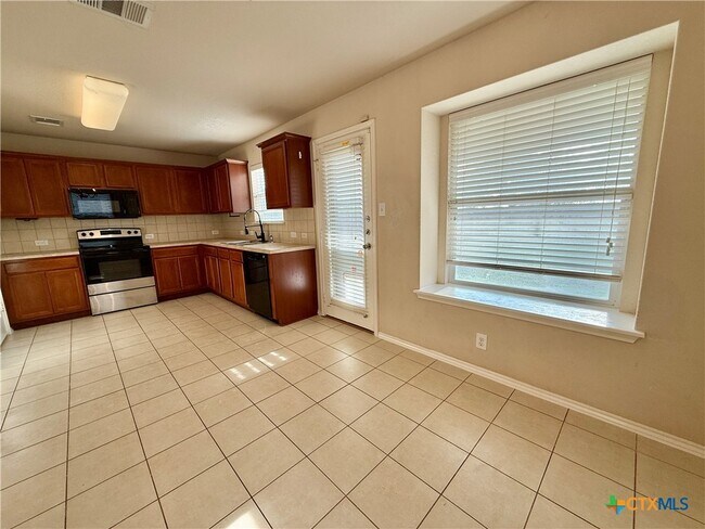 Building Photo - 558 Briggs Dr