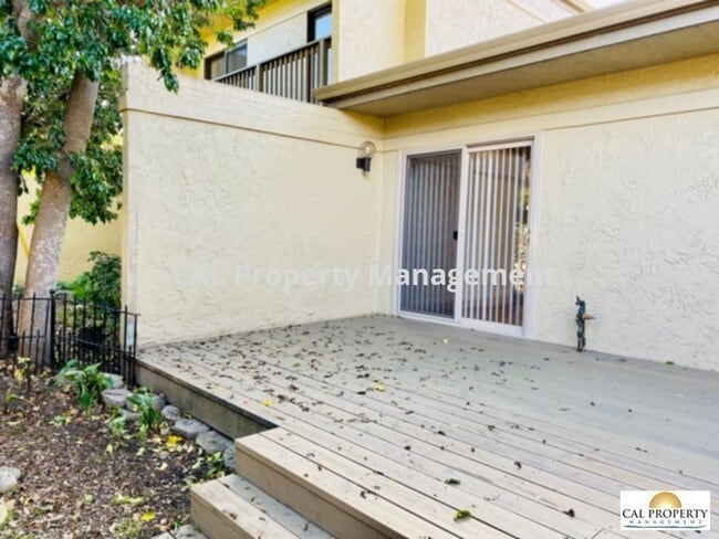 Building Photo - Stunning 2 Bed/2 Bath Condo Located in Mon...