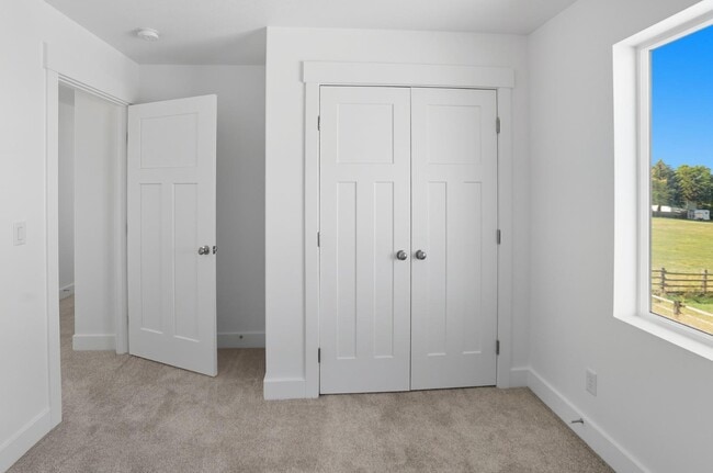 Building Photo - 225 265