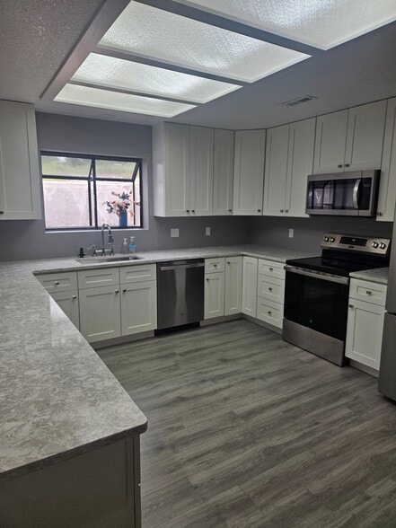 Building Photo - 648 Racquet Club Dr