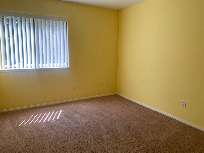 Building Photo - Beautiful upstairs condo with Washer and D...