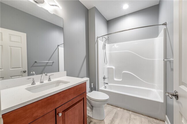 Building Photo - 1352 Creeks Edge Dr