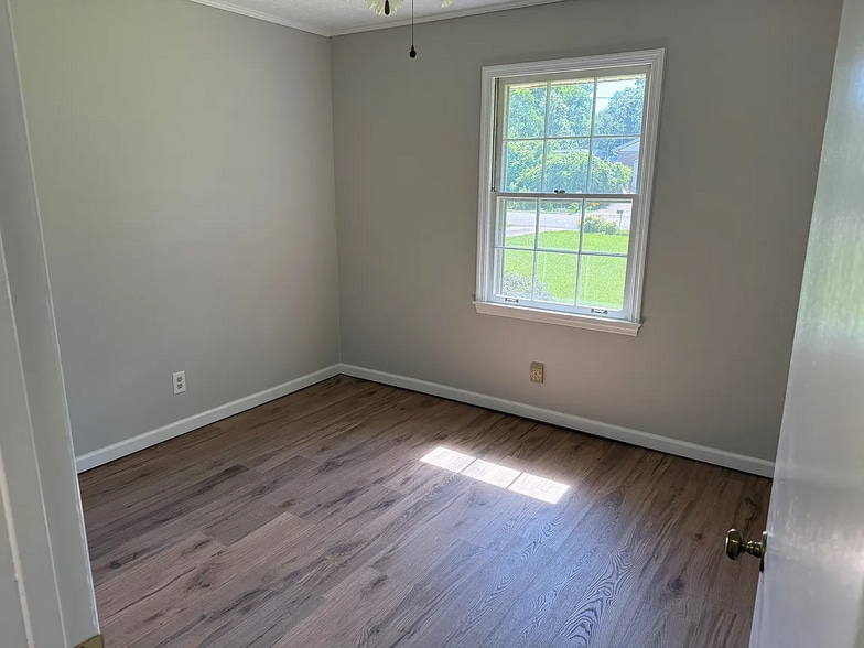 Building Photo - 147 Fern Dr