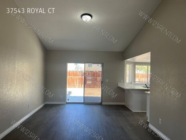 Building Photo - 37543 Royal Ct