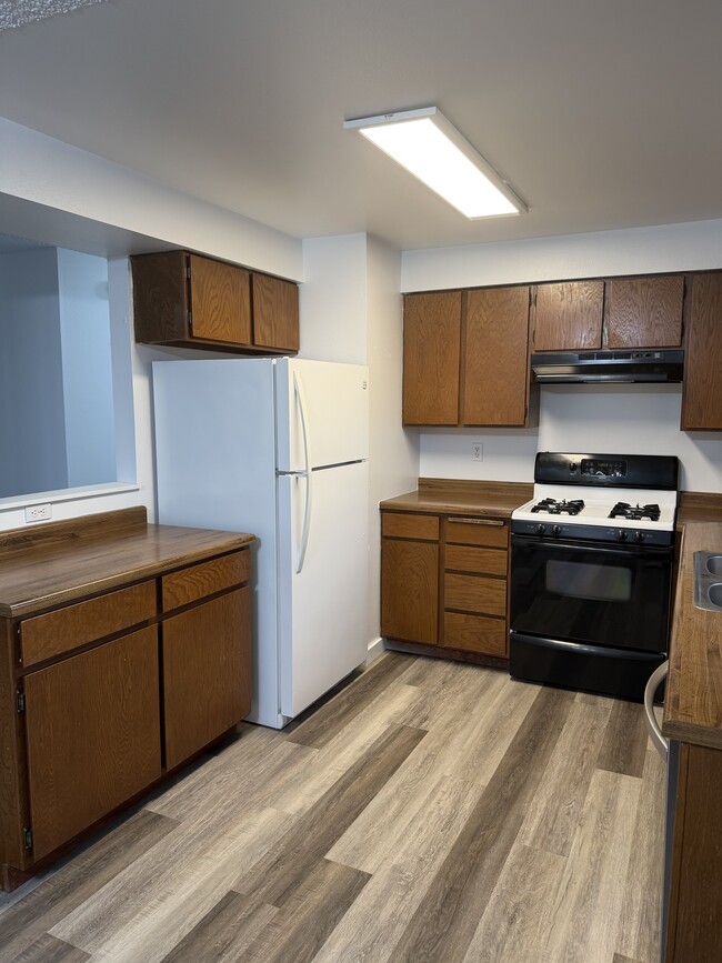 Building Photo - 807 Poplar St