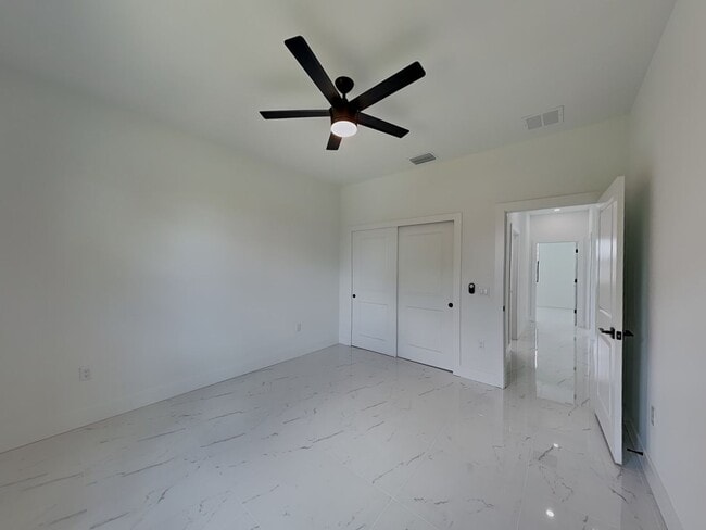 Building Photo - 4224 NE 22nd Pl