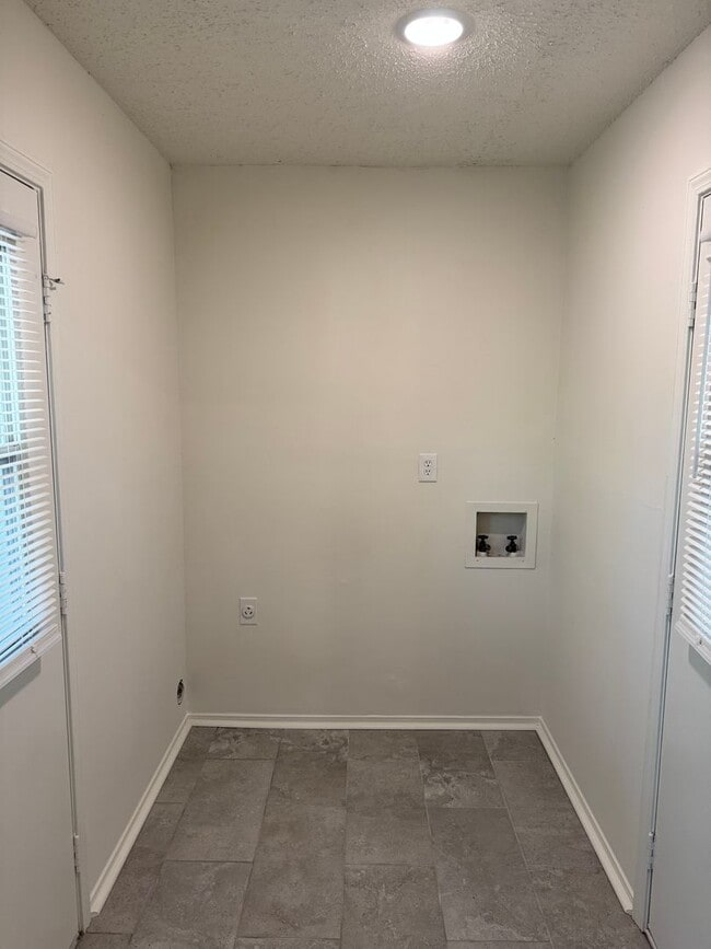 Building Photo - Renovated 2 Bedroom 1 Bath Home for Rent!