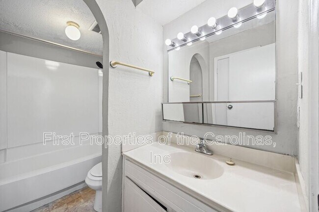 Building Photo - 7906 Oak Meadow Ct