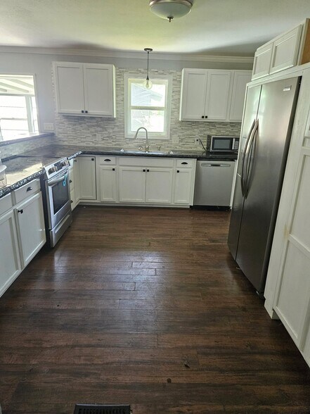 Building Photo - 1115 University Blvd