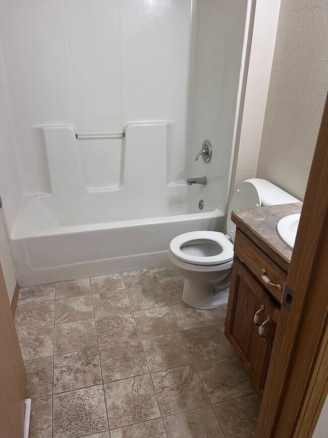 Building Photo - CUTE 2bd/2bath apartment (DOWNSTAIRS UNIT)...
