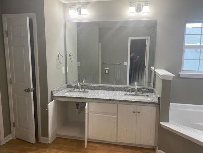 Building Photo - 4 Bed 2 Bath New Fenced in Yard In Kingsla...