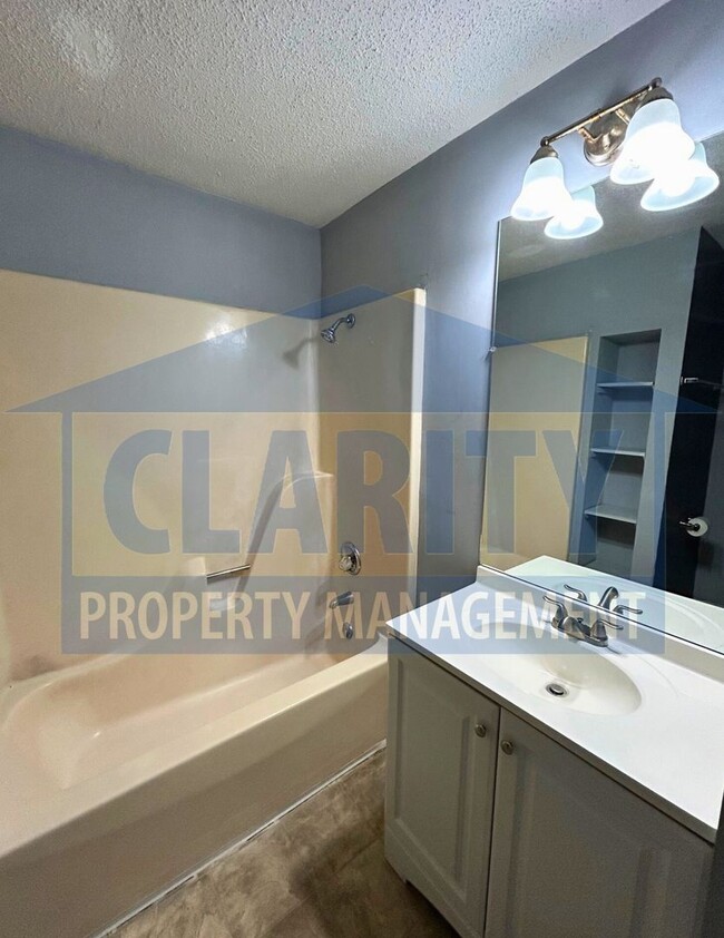 Building Photo - Centrally located 3 bedroom home!