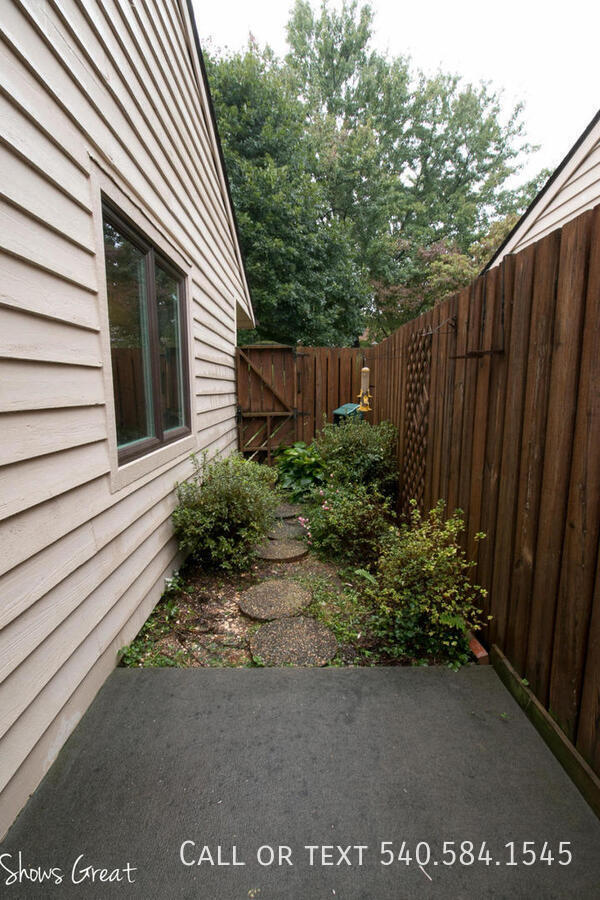 Building Photo - 307 Windward Dr SW