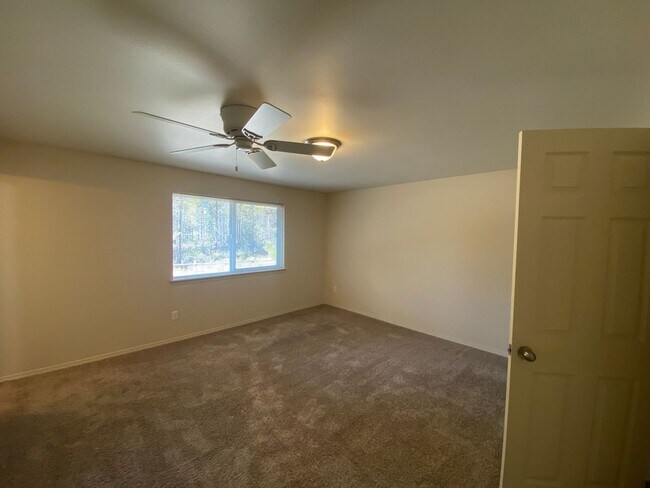 Building Photo - Quiet setting in La Pine!