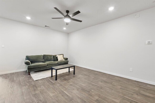 Building Photo - 320 Darwin Pl