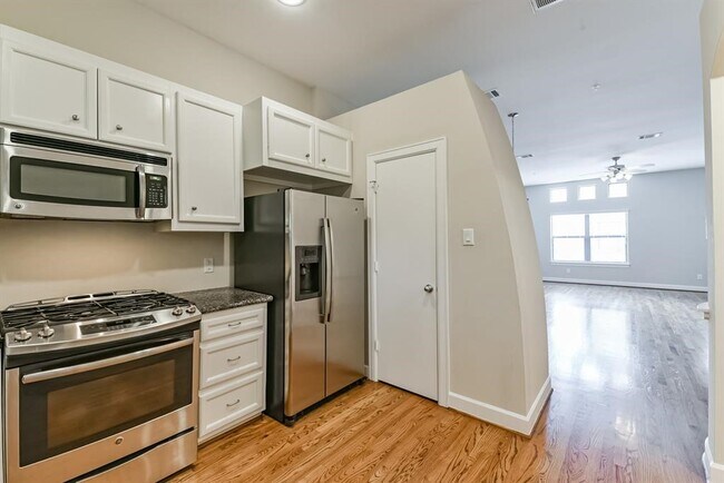 Building Photo - 11315 S Main St