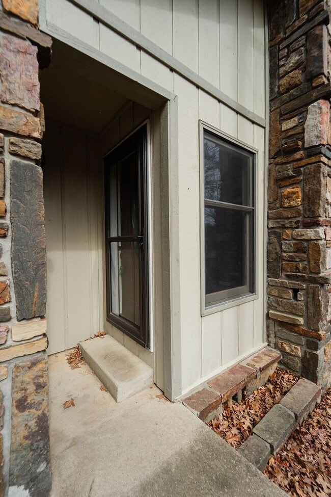 Building Photo - 3 Bed, 2 Bath with a beautiful view of the wooded back yard!!