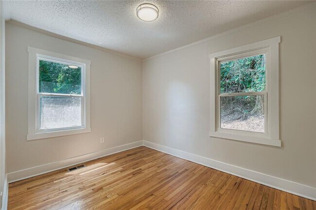 Building Photo - 1191 Beechview Dr SE