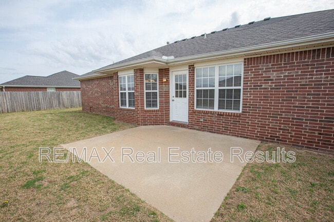 Building Photo - 1902 SW Fremont Rd