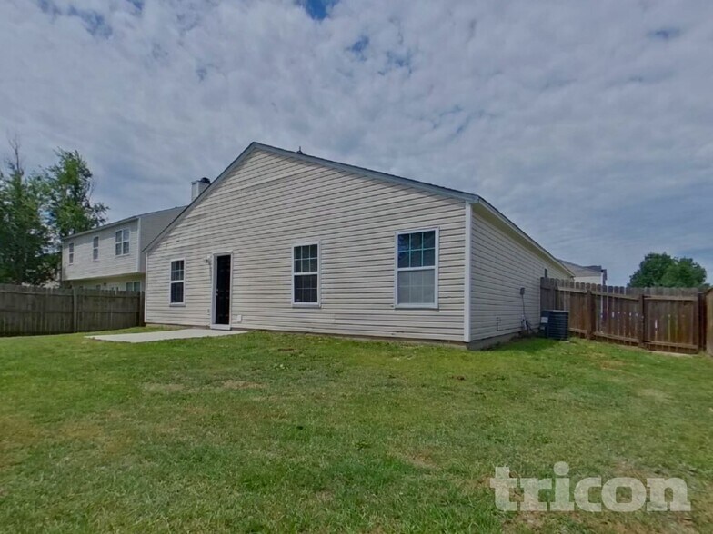 Building Photo - 404 Castle Ridge Dr