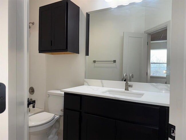 Building Photo - 575 S Fretz Ave