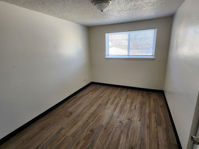 Building Photo - Remodeled 2 bedroom apartment