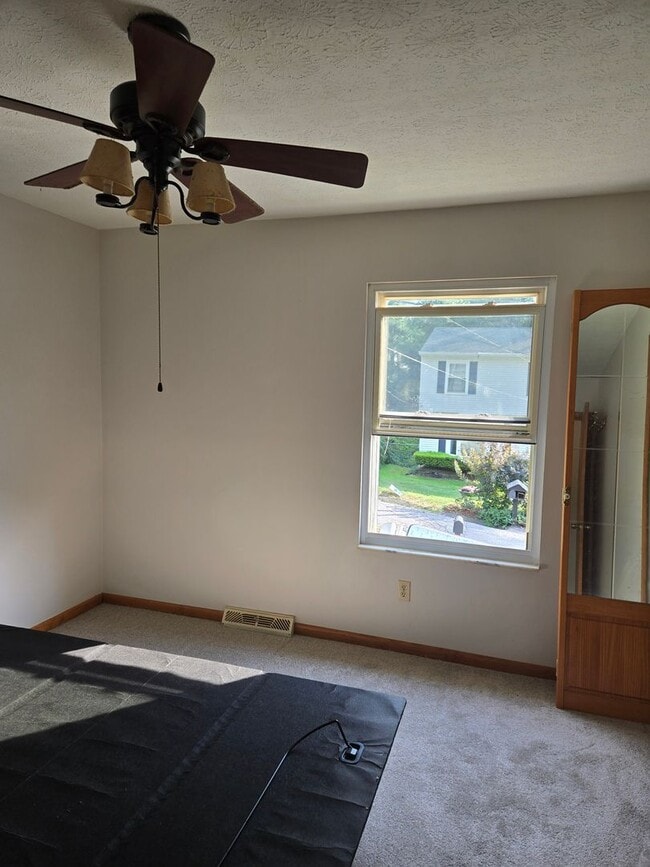 Building Photo - Lakeview 3 Bedroom  1.5 Bath  Home for Ren...