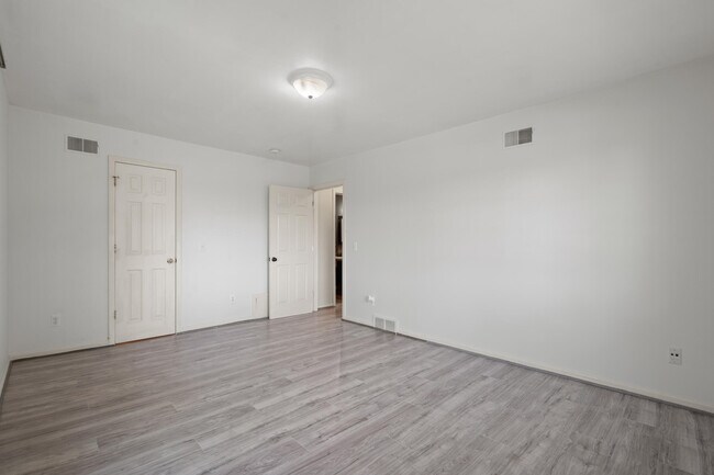 Building Photo - 25307 Shiawassee Cir