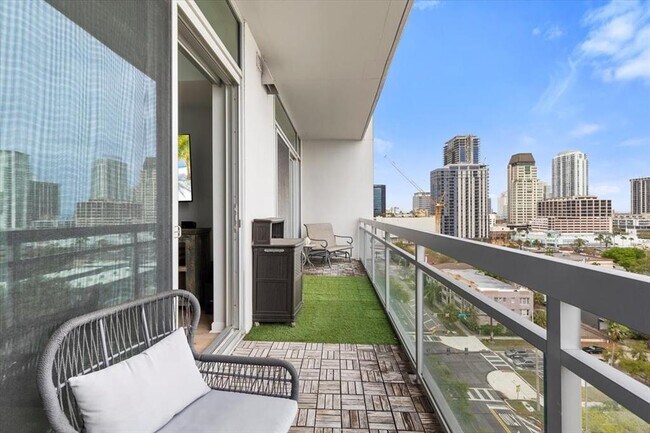 Building Photo - 400 4th Ave S