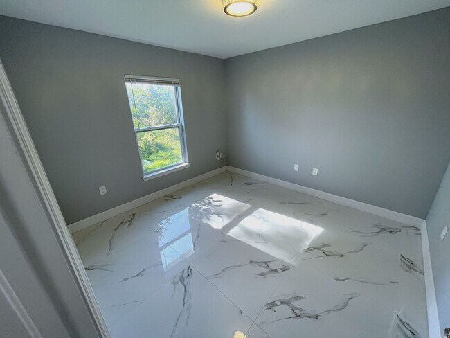 Building Photo - AKACHER01