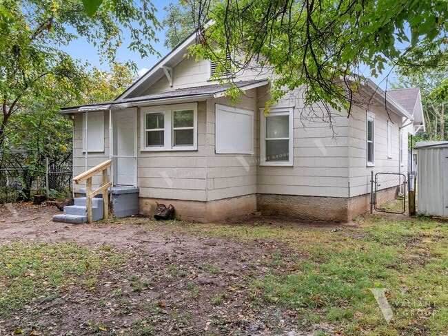 Building Photo - Cozy Bungalow-Style, Two-bedroom, One-Bath...