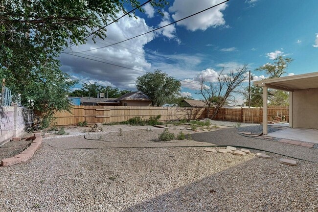 Building Photo - NE 3 bedroom 1 bath 1348/sf