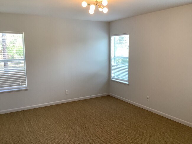 Building Photo - Renovated 1/1 Mid-Century Gem in Historic ...