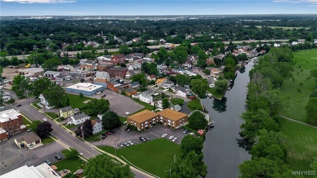 Building Photo - Charming 2BR Condo in Niagara Falls