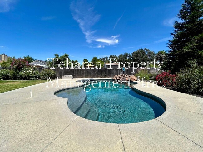 Building Photo - Executive 3 Bederoom 2 Bathroom home with in-ground pool and landscaping service included.