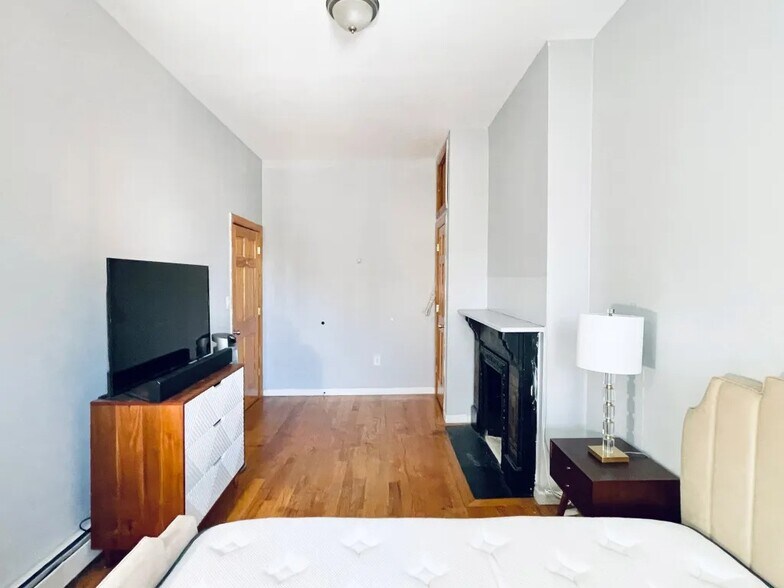 Building Photo - Furnished room/NOT APARTMENT