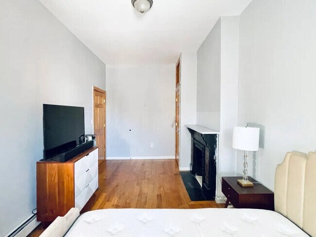 Building Photo - Furnished room/NOT APARTMENT