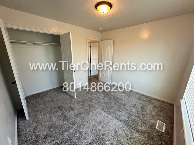 Building Photo - This property offers a NO DEPOSIT option available for qualified renters!
