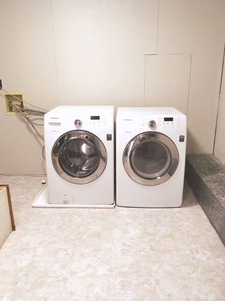 Building Photo - 2028 Hazel Hedge Ln