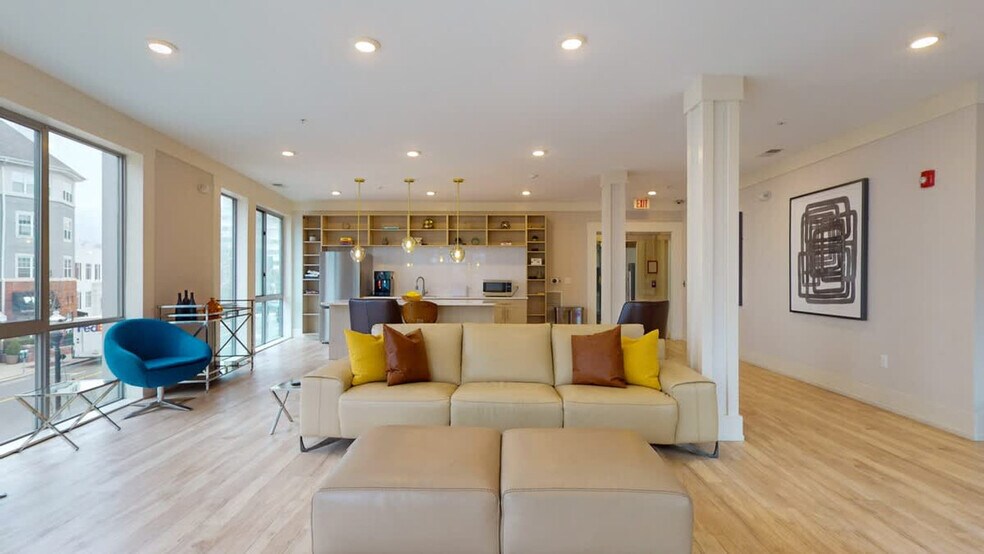 Building Photo - 545 Bedford St